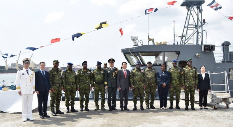 Le Général de Corps d’Armée Lassina Doumbia, Chef d’État-Major Général des Armées, lors de la cérémonie de réception du patrouilleur offert par la République populaire de Chine à la Marine nationale.