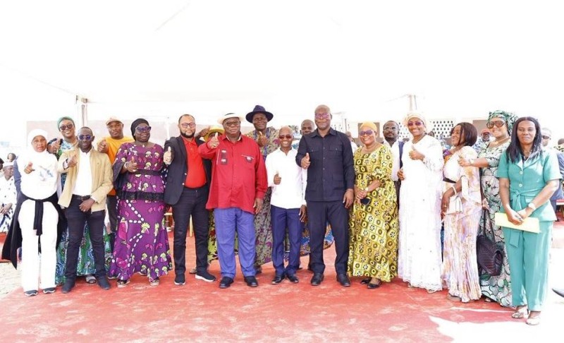 Laurent Tchagba et le personnel du Lycée Amagou Victor de Marcory