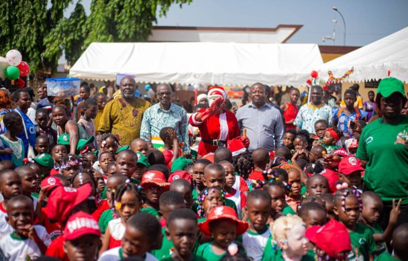 Des enfants tout sourire recevant leurs cadeaux lors de la célébration de l’arbre de Noël initiée par la municipalité d’Abengourou.