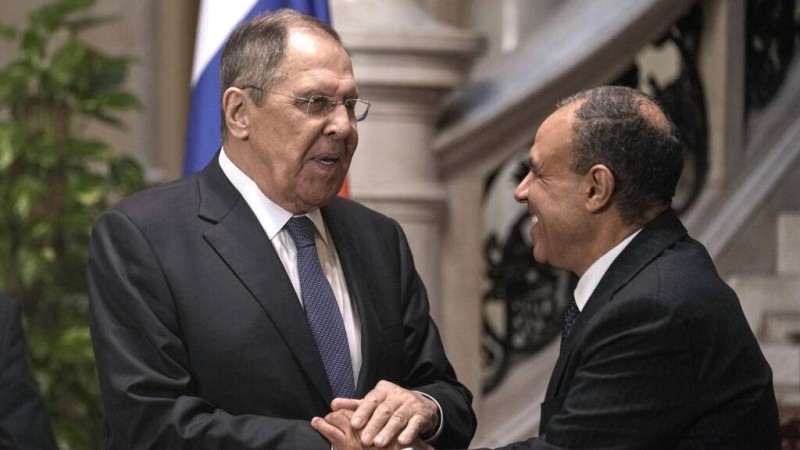  Le ministre russe des Affaires étrangères Sergueï Lavrov, à gauche, serre la main de son homologue égyptien Badr Abdelatty, après leur conférence de presse commune au palais Tahrir au Caire, en Égypte, le vendredi 19 décembre 2025. © AP - Amr Nabil 