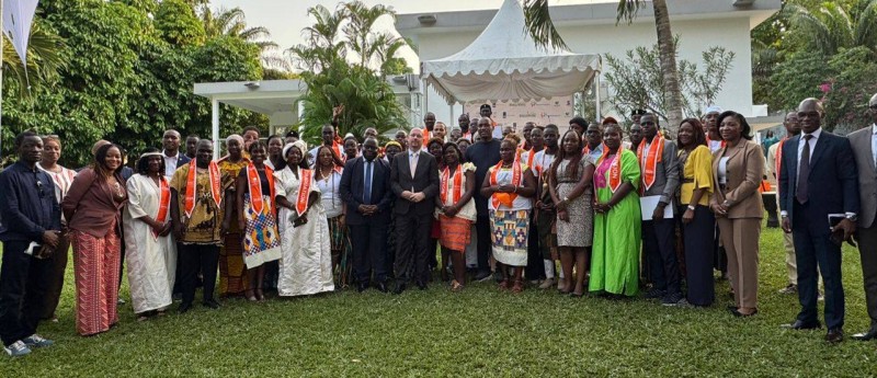 Photo de famille des bénéficiaires du programme Orange Corners aux côtés des autorités et partenaires, à la résidence de l’ambassadeur du Royaume des Pays-Bas en Côte d’Ivoire.