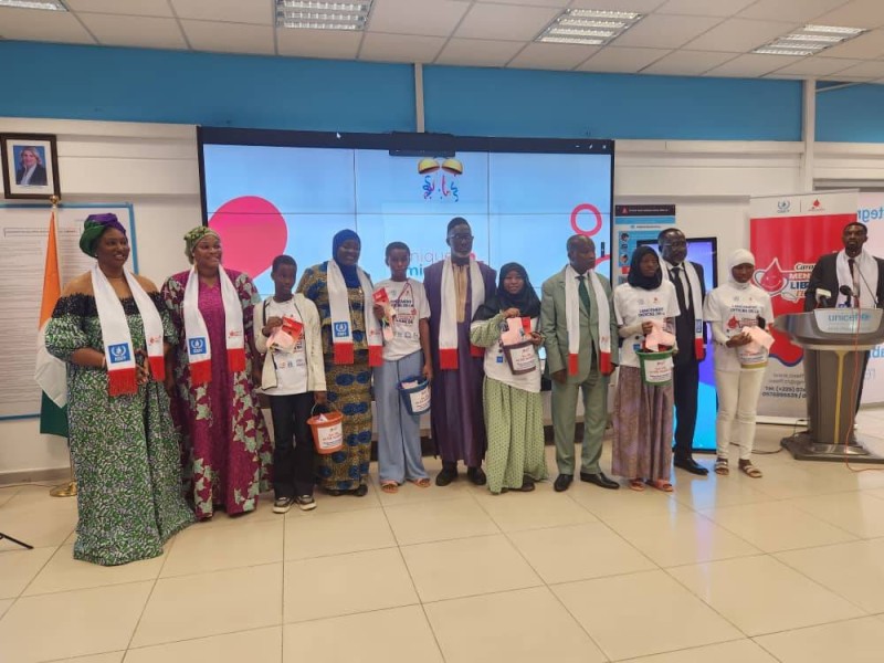 Des filles heureuses de recevoir leur kit de serviettes hygiéniques des mains des officiels. (Ph: Dr)
