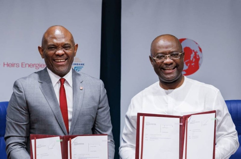 Dr George Elombi, Président d’Afreximbank, et M. Tony Elumelu, Président du Conseil d’administration de Heirs Energies Limited, avec l’accord signé.