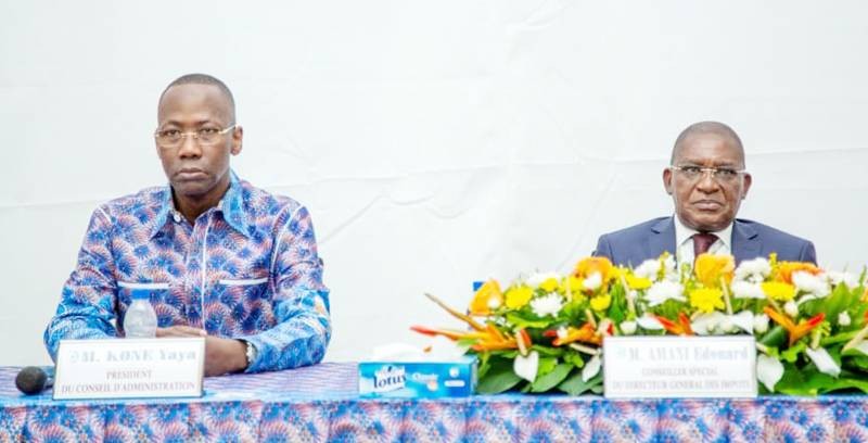 Touré Yaya, président du conseil d'administration de la MADGI (à gauche) et Amani Édouard, représentant du directeur général des impôts (à droite), ensemble pour une nouvelle orientation de leur mutuelle. (Ph: Dr)