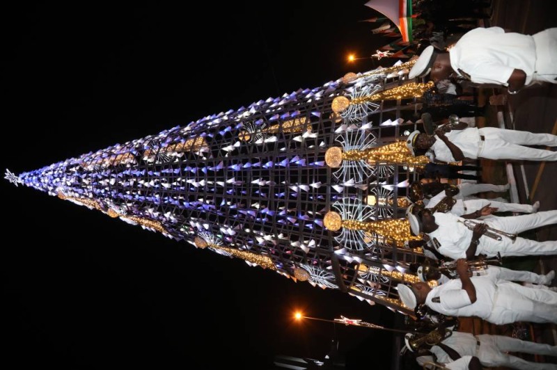 Le grand sapin du Plateau s'est illuminé pour plusieurs jours. (Ph: VERONIQUE DADIE)