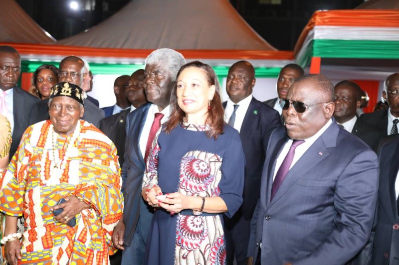 Françoise Remarck, ministre de la Culture et de la Francophonie a activé la manette qui a plongé le Plateau et tout le pays dans la féérie. (Ph: VERONIQUE DADIE)