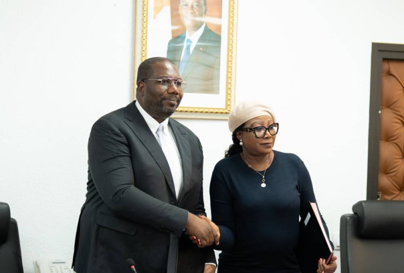 Le directeur général du GUCE-CI, Kitifolo Kignaman-Soro, et le directeur général adjoint de la DGI, M’Bahia Bamba Maférima, lors de la signature du protocole d’échange de données.
