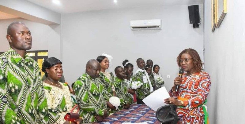 La première magistrate de Boundiali procédant à la célébration du mariage collectif dans la salle Dominique Ouattara de l’hôtel communal.