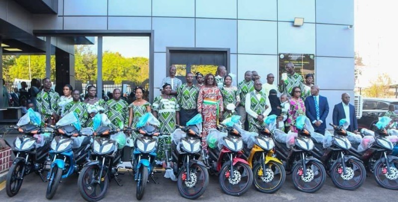Remise symbolique des clés de motos aux couples par la députée-maire, dans une ambiance de fête et de partage.