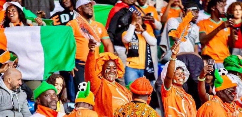 Les animateurs du CNSE donnant le ton dans les tribunes de Marrakech lors du premier match des Éléphants à la CAN 2025.