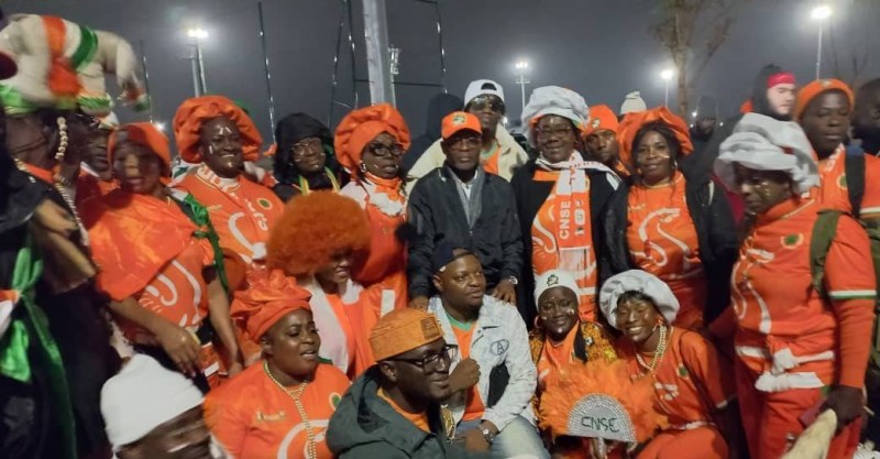 Couleurs nationales et rythmes traditionnels : l’âme ivoirienne s’exprime depuis les tribunes marocaines.