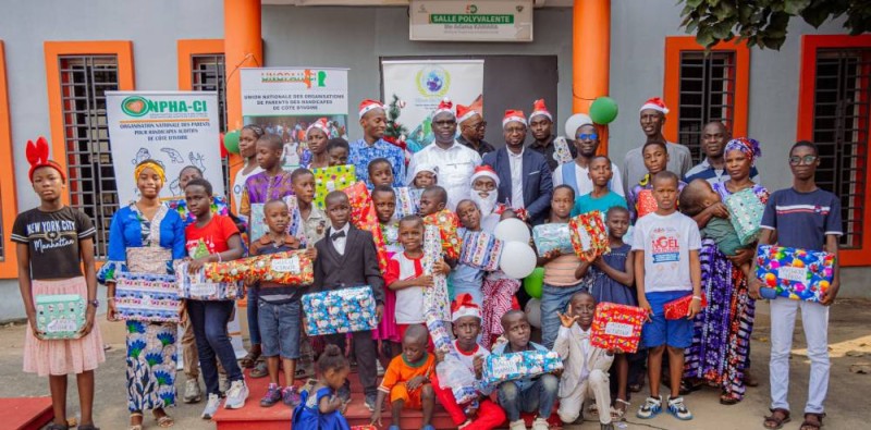 Des enfants en situation de handicap sensoriel réunis à l’École ivoirienne des sourds (ECIS) de Yopougon Siporex lors de la 5ᵉ édition de « Noël Rare », organisée par l’ONG Miroir du Monde.
