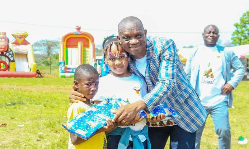 Le Pasteur Brou Grégoire a comblé les enfants de cadeaux. (Ph: Dr)