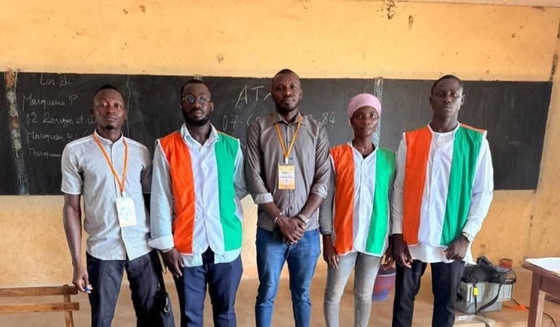 Des observateurs de l’Organisation internationale des droits de l’homme (Ihro) et  des membres du bureau de vote dans un centre à Bouaké et sous-préfecture.