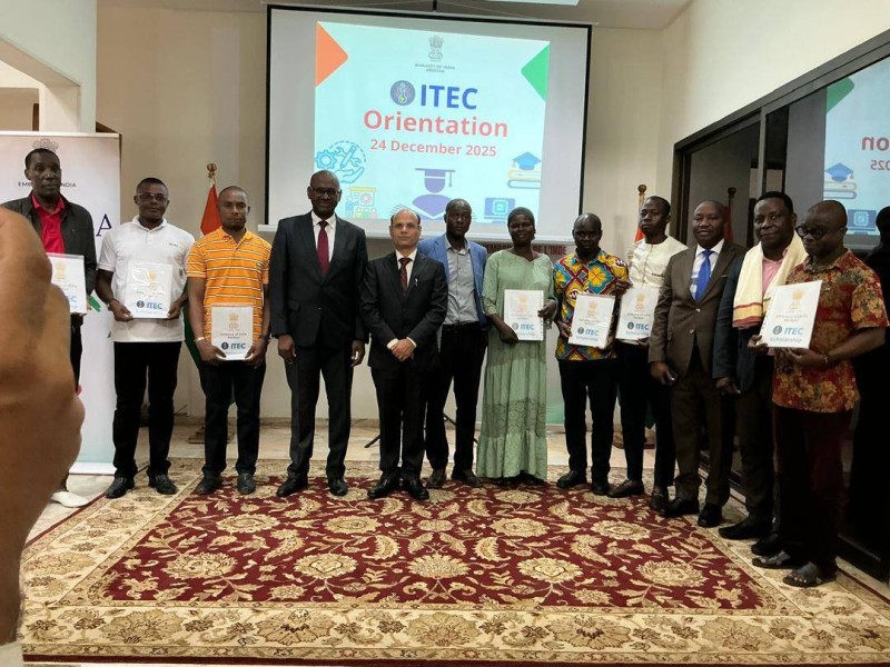 Remise officielle des billets d’avion aux enseignants ivoiriens bénéficiaires du programme de formation en Inde, en présence du directeur de cabinet du Metfpa, et de l’ambassadeur de l’Inde en Côte d’Ivoire. (Ph: Dr)