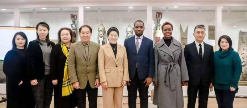 Acteurs du tourisme, partenaires chinois et représentants ivoiriens échangeant autour des opportunités d’investissement touristique en Côte d’Ivoire.