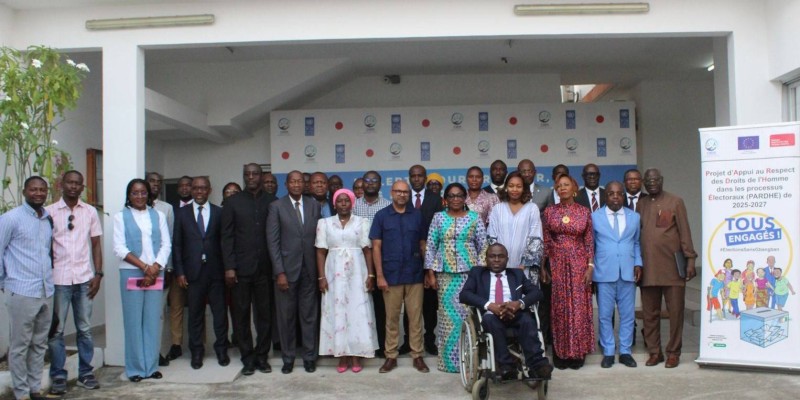 Photo de famille après la présentation officielle du rapport préliminaire du CNDH sur le scrutin législatif du 27 décembre 2025, au siège de l’institution à Cocody Deux-Plateaux.