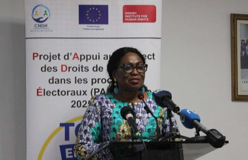 Mme Sangaré Namizata, présidente du Conseil national des droits de l’Homme, lors de la présentation des observations préliminaires du CNDH sur les législatives 2025 à Abidjan.