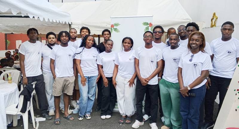 Les étudiants de la God’s Gift Foundation ont comblé leurs cadets de bonheur à Noël. (Ph: Dr)