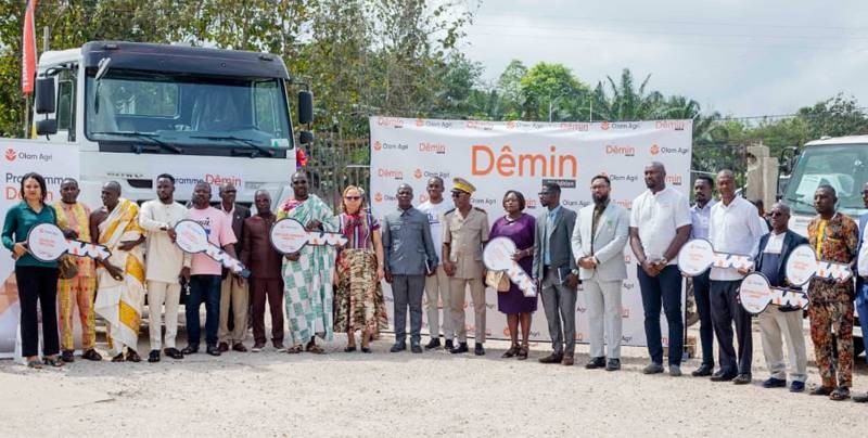 Les bénéficiaires de « Dêmin » ont immortalisé la première édition avec les autorités et les dirigeants de la société donatrice. (Ph: Dr)