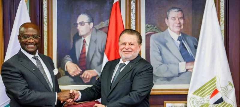 Le gouverneur de la Banque Centrale d’Égypte, S.E. M. Hassan Abdalla, et le président d’Afreximbank, Dr George Elombi, lors de la cérémonie de signature au Caire.