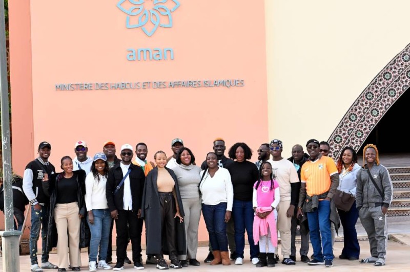Photo de famille après la visite  de la commissaire générale d’ÉLÉPH’FAN, Hadja Touré