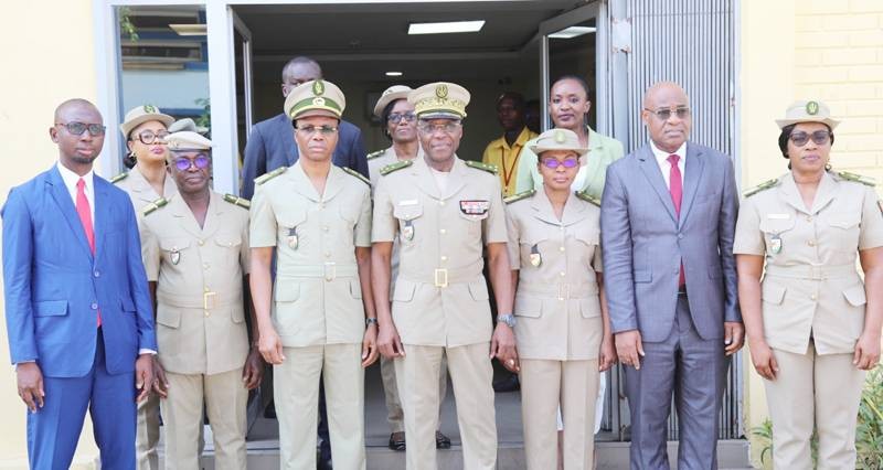 Le Directeur général des Douanes, le général Alphonse Da Pierre, entouré de ses collaborateurs lors de la visite de la Recette principale des Douanes. (Ph: Dr)