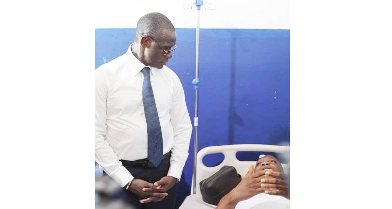 Le ministre a apporté le réconfort aux accidentés. (Ph: Dr)