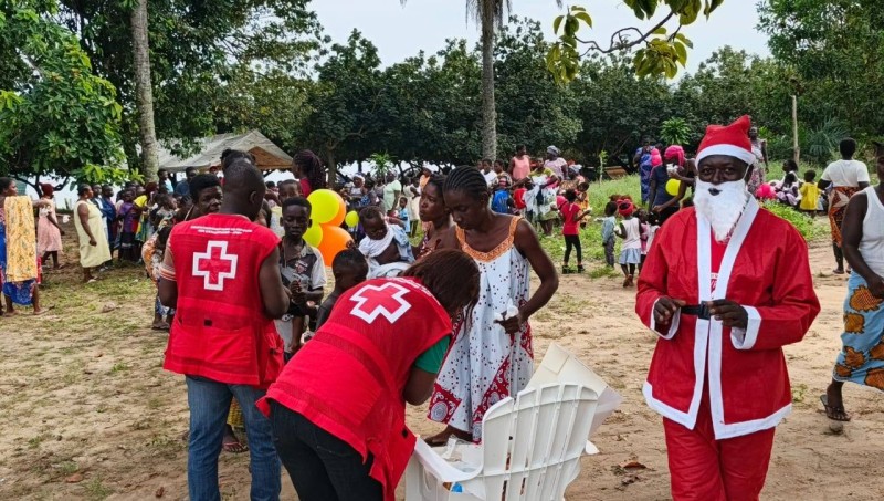 Moments de bonheur et de convivialité entre enfants, parents et bénévoles de la Croix-Rouge de Yopougon lors de la deuxième édition du “Déjeuner du Cœur”
