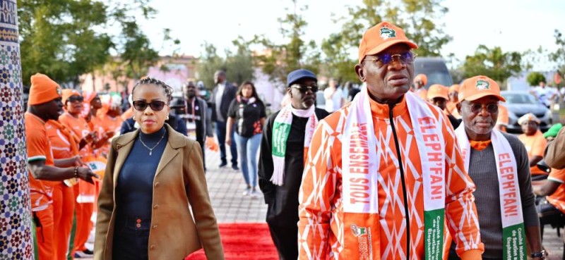 Hadja Touré, commissaire générale du Village ÉLÉPH’FAN, et Adonis Kouadio autour du ministre des sports