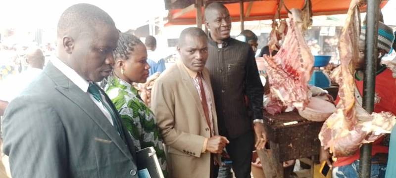 Le directeur régional du Commerce de San Pedro (veste kaki), deux agents de contrôle (à gauche) et le président du groupement des consommateurs et usagers, lors d'une simulation de contrôle dans une boucherie du grand marché. (Ph: Dr)