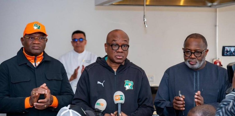 Le ministre Adjé Silas Metch aux côtés du président de la FIF, Idriss Diallo, lors de la rencontre avec les Éléphants.