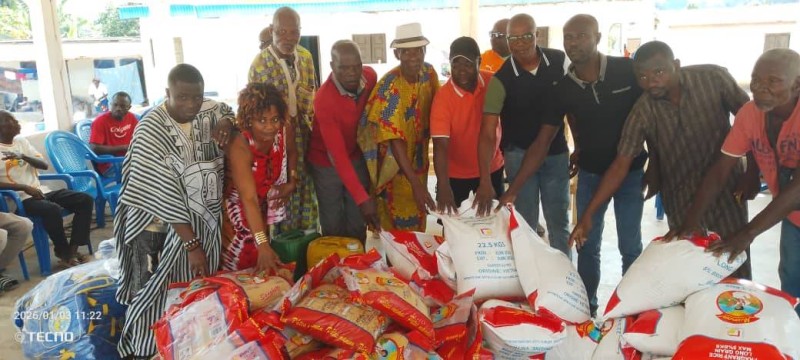 La Première dame Dominique Ouattara apporte un soutien à la cantine scolaire de Zouatta. (Ph: Dr)