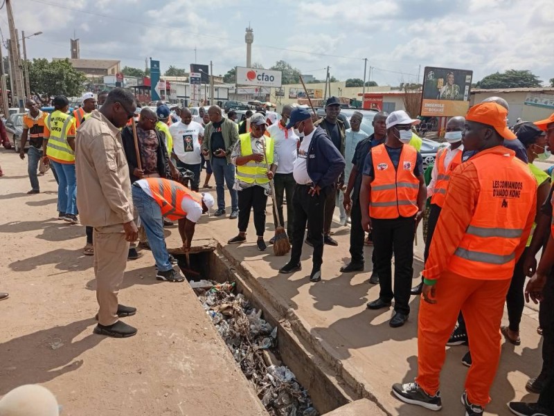 Amadou Koné était sur le terrain pour superviser l'opération de nettoyage des voies et de curage des caniveaux. (Ph: Dr)