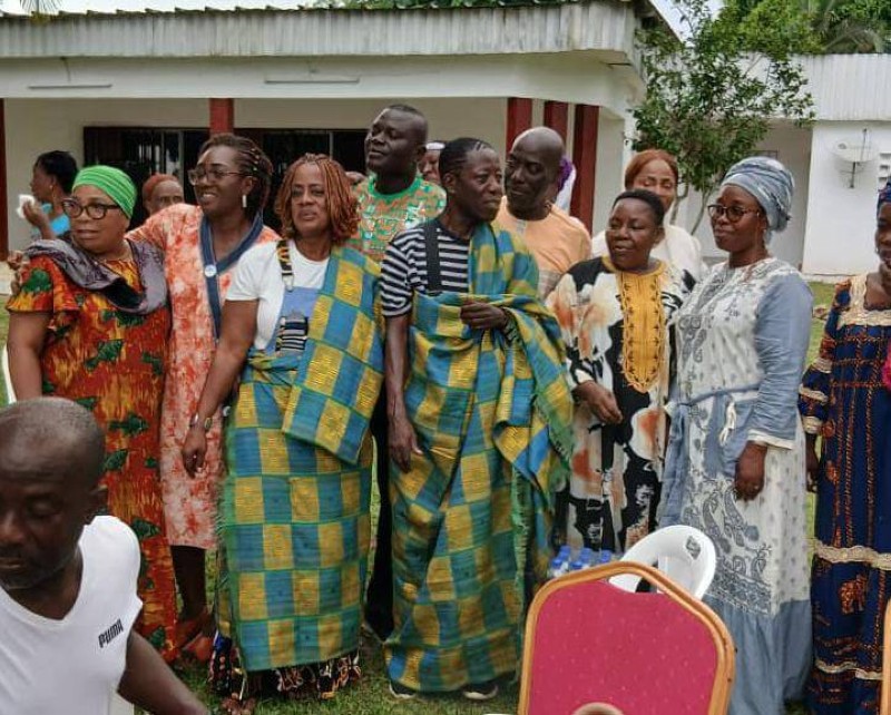 Le couple Bomou (au centre) s’est réjoui de la fête qui a rassemblé sa famille biologique.