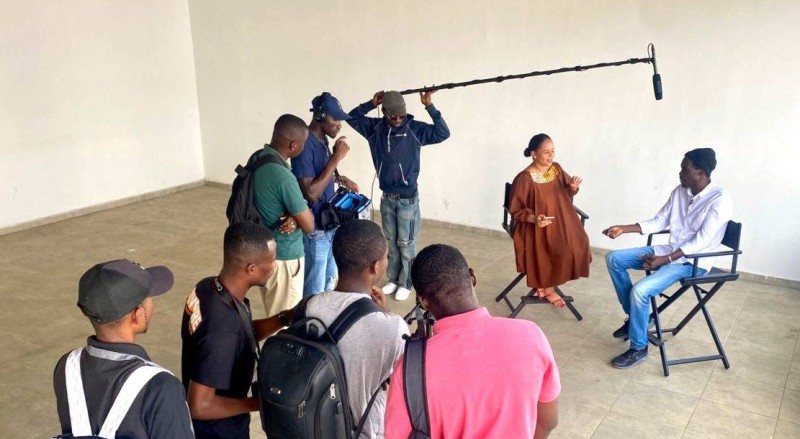 Des apprenants en situation réelle de production lors d’un atelier pratique du programme FIMCA.