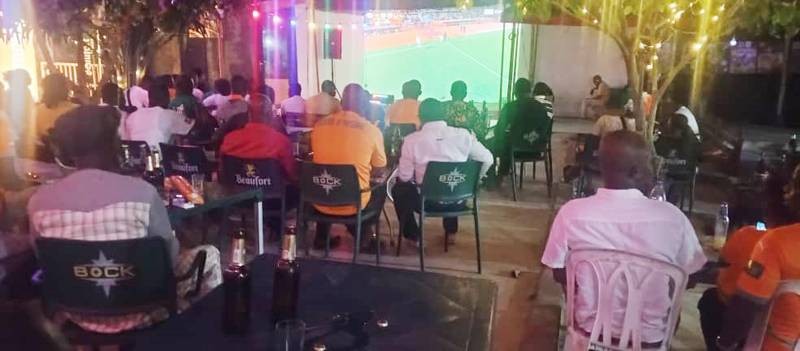 Les supports sont venus de divers quartiers de Bingerville pour encourager leurs compatriotes au Maroc à la victoire. (Ph: Dr)