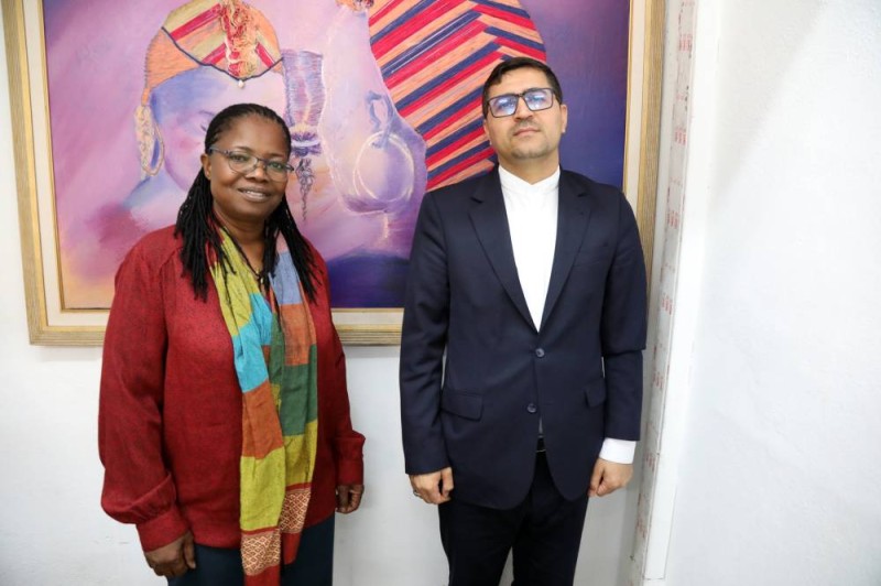 Massoud Akshi (2e Secrétaire de l'ambassade de l'Iran) et la rédactrice en chef de Fraternité Matin, au terme des échanges. (Ph: Véronique Dadié)