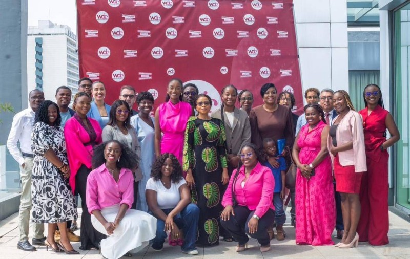 Photo de famille des participantes, conférencières et partenaires lors de la cérémonie officielle de lancement du réseau Women in AI & Communication (WAIC), le 20 décembre 2025 à Abidjan, marquant un engagement fort en faveur du leadership féminin dans la com