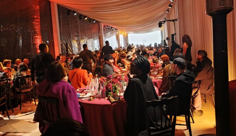 La soirée gala dans la cour de la cathédrale aménagée pour la circonstance