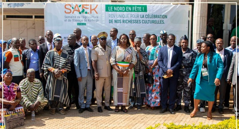 Les officiels, partenaires et acteurs du monde agro-pastoral réunis pour la photo de famille de la Semaine de l’agriculture et de l’élevage de Korhogo.