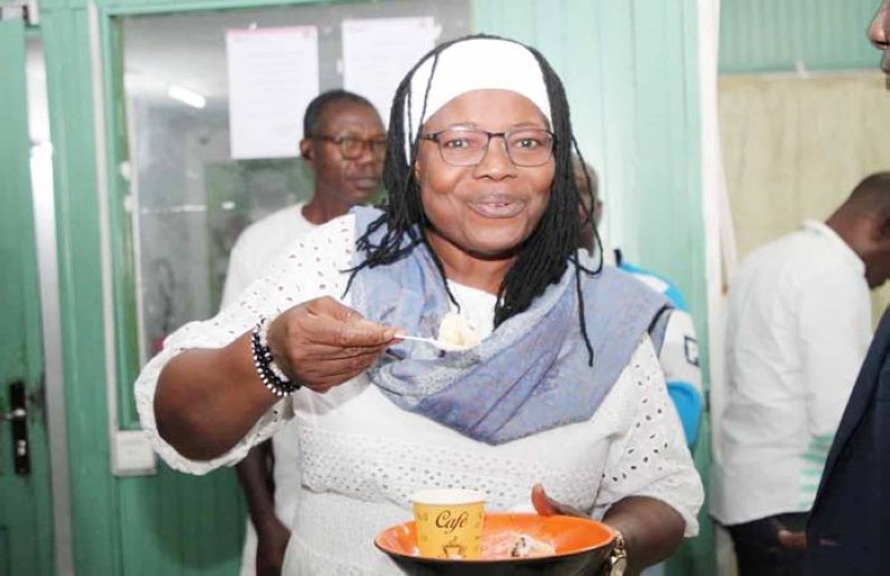 Une pause gourmande bien méritée! Joyeux anniversaire à notre rédactrice en chef, Germaine Boni. (Ph: Joséphine Kouadio)