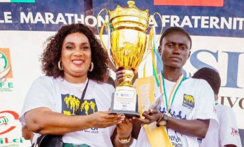 Une remise de trophée (Dr)
