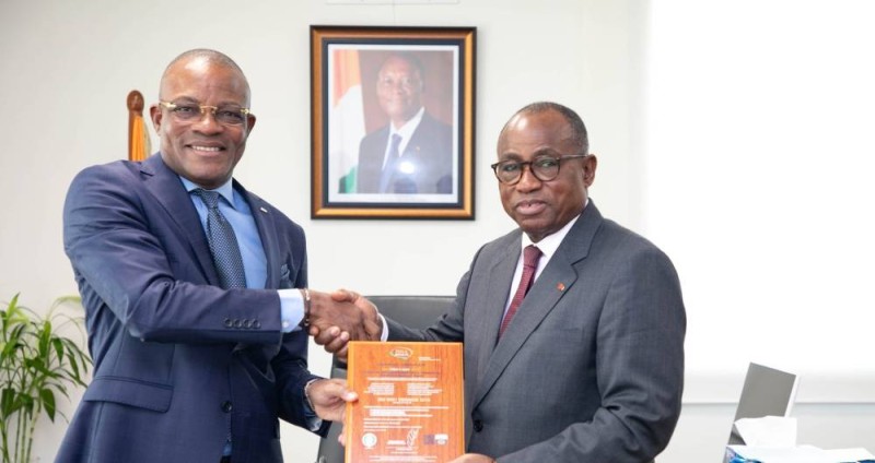 Le ministre Koffi N’Guessan recevant des mains du Secrétaire Général du FDFP, N’Dri Philippe la certification ISO 9001 version 2015