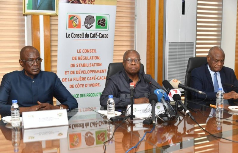 Le DG du conseil du café-cacao, Koné Brahima Yves (au centre), fait des éclairages sur la commercialisation du cacao