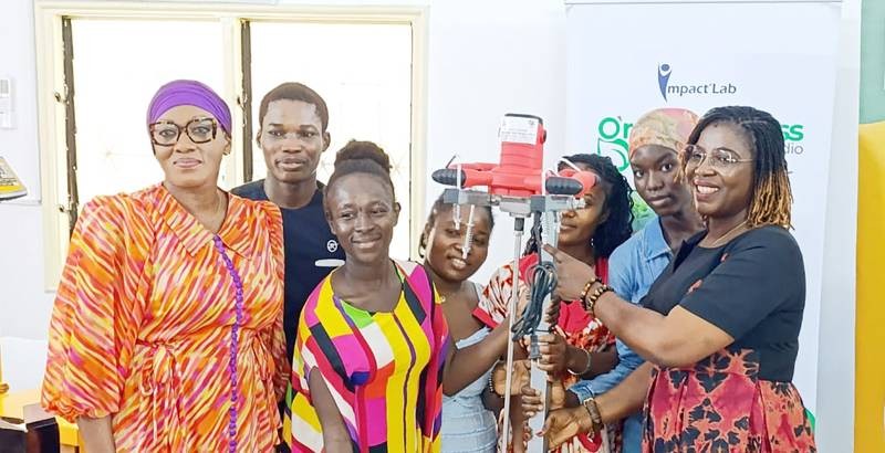 La directrice du Pn-oev, Flore Kouassi Lago (à l’extrême droite) a procédé à la remise symbolique des lots. (Ph: Dr)