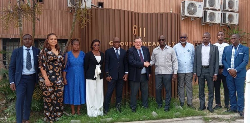 Photo de famille des participants au séminaire de formation stratégique du Groupe MÉAMBLY Holding, tenu au siège du Groupe à Abidjan-Marcory.