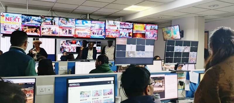 Des techniciens au desk traitant les informations transmises par des reporters sur le terrain. (Ph: Dr)