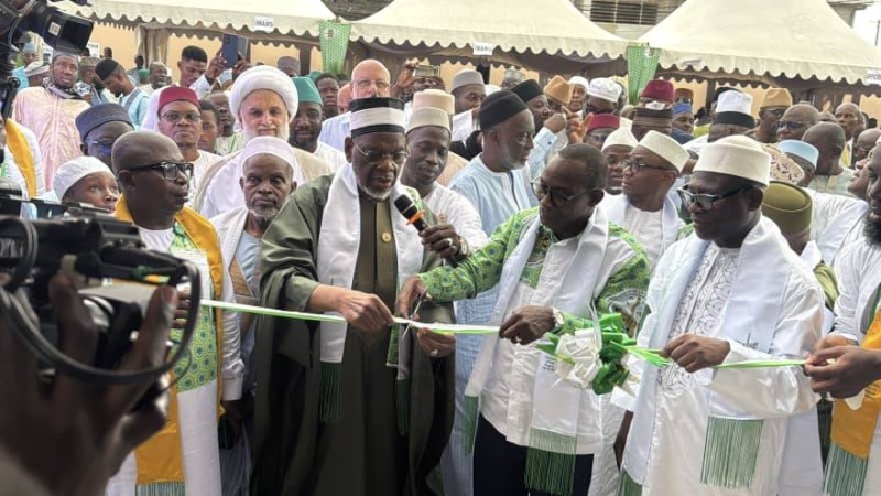 La coupure du ruban symbolique par le Cheikhoul Aïma Ousmane Diakité, président du Conseil supérieur des imams, des mosquées et des affaires islamiques de Côte d’Ivoire (COSIM)