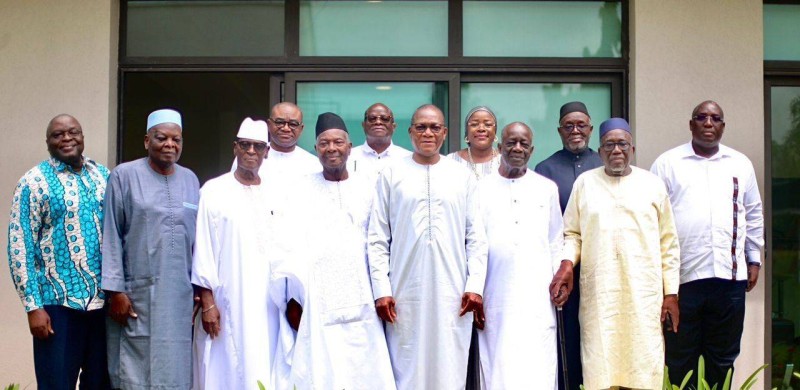 Photo de famille des sages de la Bagoué avec le Président de la région, Bruno Nabagné Koné